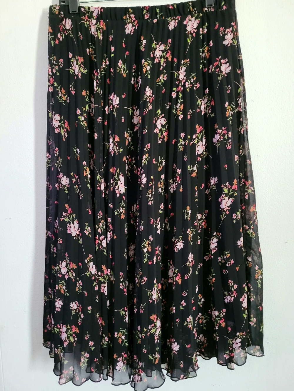 Vince Camuto Black Floral Pleated Midi Skirt with Pink Blossoms